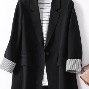 Blazer có vạt áo dài tay có nút sọc phía trước